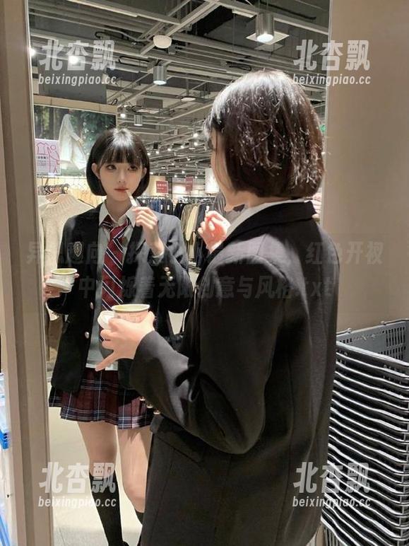异思趣向 - 探索小小最新图集，红色开衩中闪烁着无限创意与风格.txt