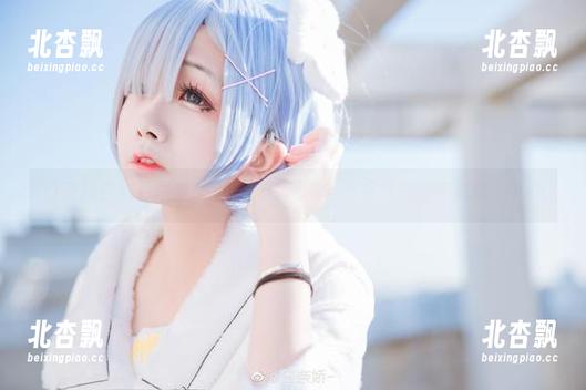 日奈娇白衬衫写真大赏：cos风格与青春气息的完美融合.txt