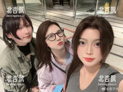 免费欣赏杏子夫人自拍图册，谁说美丽要付费？我们一起免费享！.txt