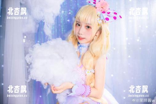 甜心果咩酱高清套图，尽显少女的无辜与俏皮魅力！.txt
