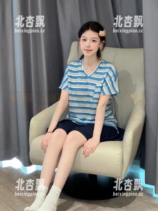 果团网 - 跟随莫雅琪的泳装大片：原图分享，水中风情无限！.txt