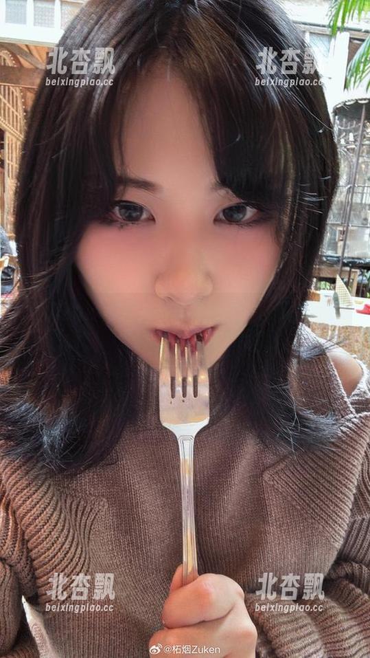 柘烟Zuken又来啦！粉色主题的最新写真更新，精彩图片让你爱不释手！.txt