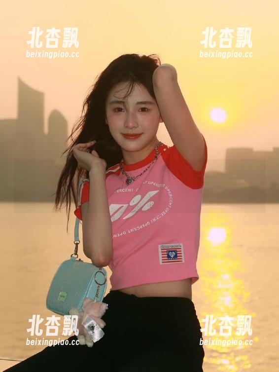 梦丝女神-乔儿 梦丝女神 - 最新图库精选:乔儿与校服的逗趣回忆,满满是青春的味道!.txt