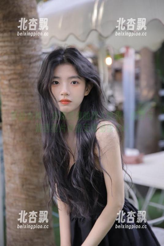 梦丝女神 - 发现灵唯的双人世界：原图与精选照片传递无限温暖.txt