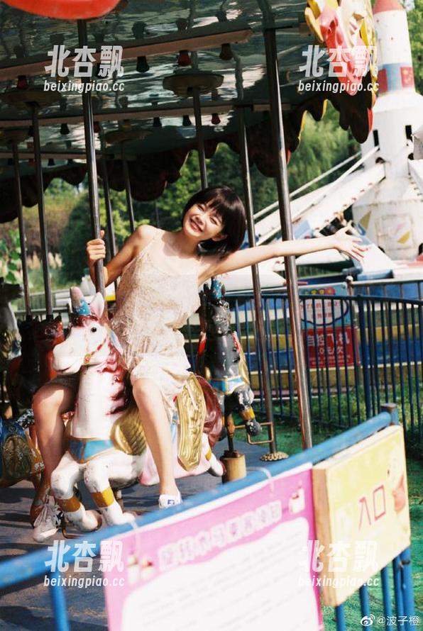 梦丝女神 - 高清丝袜写真，王娇娇为你演绎时尚与性感的交融.txt