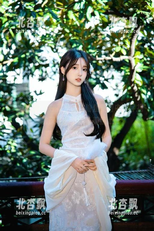 梦丝女神 - 在花月舞的瑜伽美图中，寻找灵魂深处的宁静与美照.txt