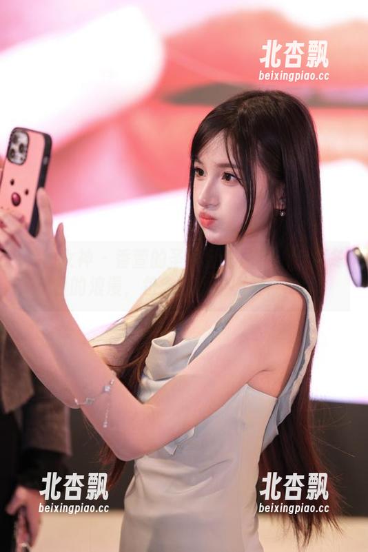 梦丝女神 - 香萱的圣诞全套图包：点燃冬日的浪漫，包含你我的愿望！.txt