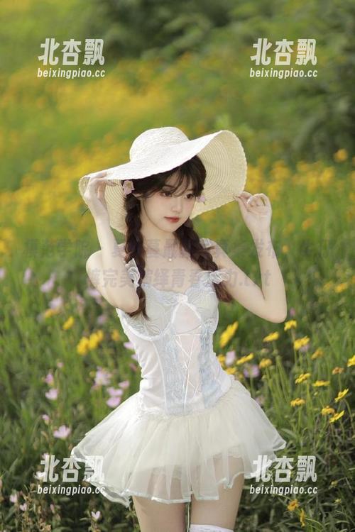 模范学院 - 夏玲蔓最新写真集发布，牛仔裤完美演绎青春活力.txt