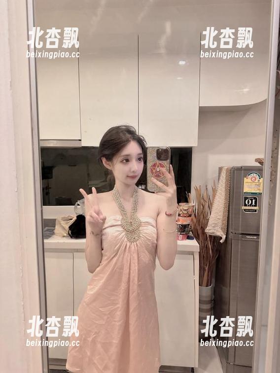 模范学院 - 艾希儿最新无圣光粉色图包，分享个人独特风格.txt