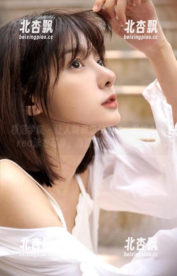 模范学院 - 让人喷鼻血的美图：露露Andrea泳衣写真，高清呈现完美身材.txt