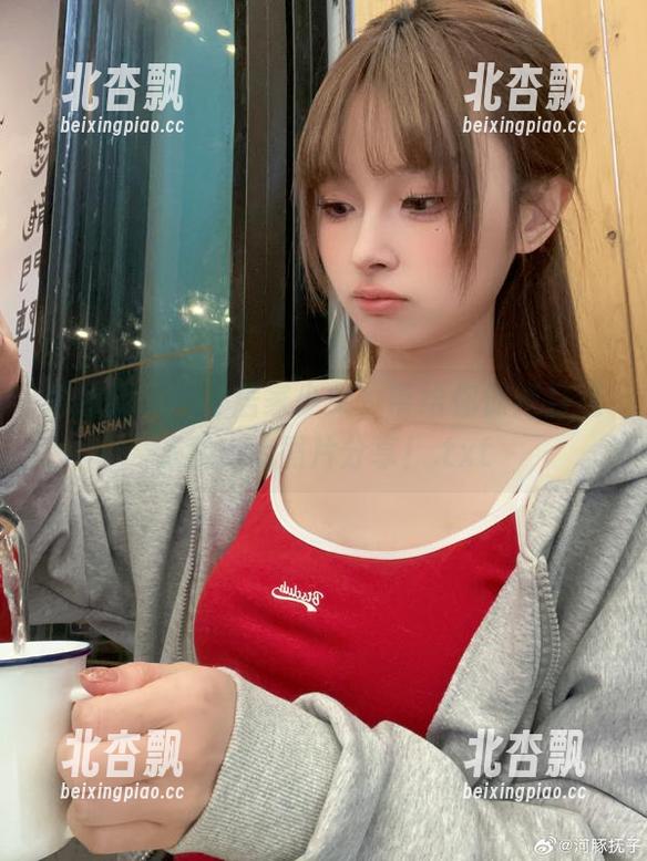 河豚抚子化身居家少女，带给你惊艳且迷人的cos照片分享！.txt