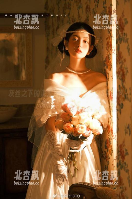 灰丝之下的泥泥汝，掀起一场COS写真风潮的华丽盛宴.txt