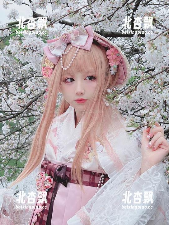 浅野菌子带你走进连衣裙的梦幻世界：精彩写真图集等你欣赏！.txt