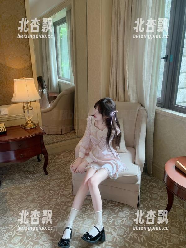 微密圈 - 海豚baby清纯写真图包，记录她最真实的瞬间与笑容.txt