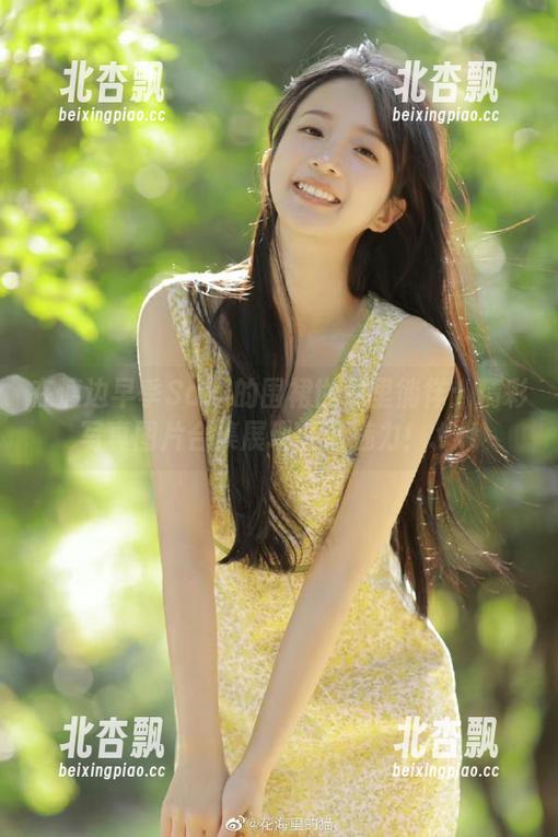 在渡边早季Saki的围裙世界里徜徉：精彩写真图片合集展现轻盈魅力！.txt