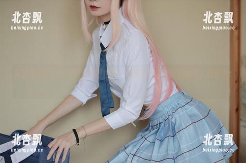 探索爱老师phd的内衣写真世界：每张cos照片背后的动人故事.txt
