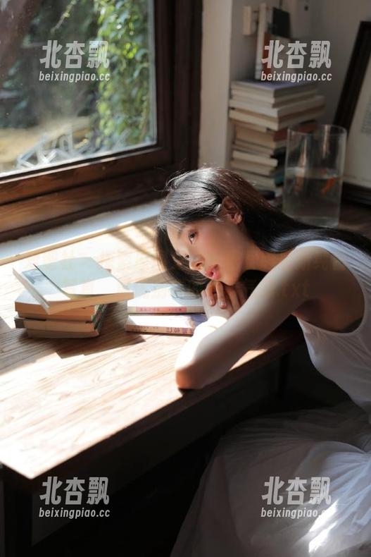 爱蜜社 - 探索原图之美：杨紫嫣最新纯白写真，展现别样的青春气息.txt