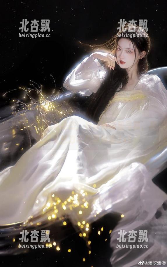 爱蜜社 - 最新动态：杨紫嫣御姐写真，展现强大魅力与优雅风姿.txt