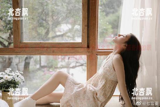 物恋传媒 - 探秘小飞的办公室：独家写真全集原图，感受她的职场风采与创意灵感！.txt