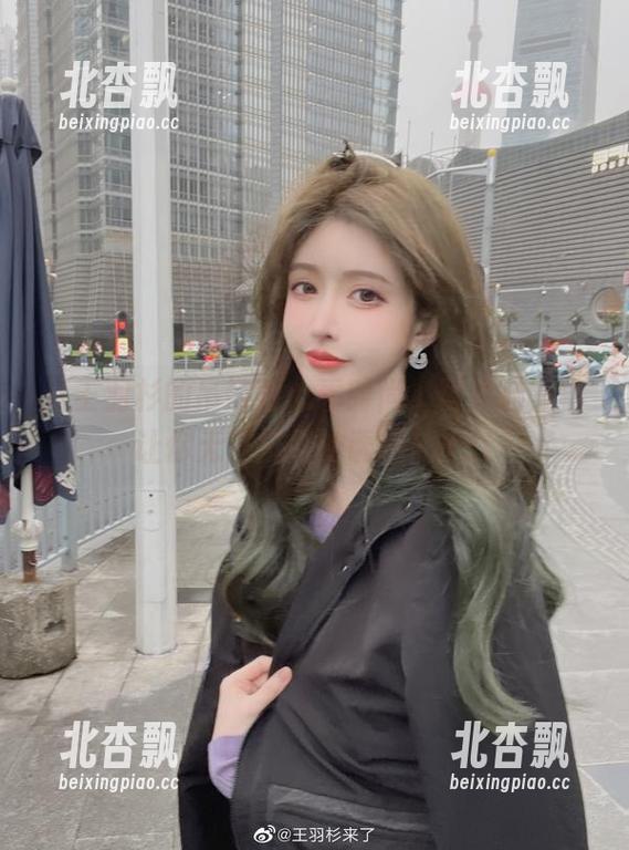从王羽杉的吊带背心看时尚，写真图集中让你无法抵挡的诱惑！.txt