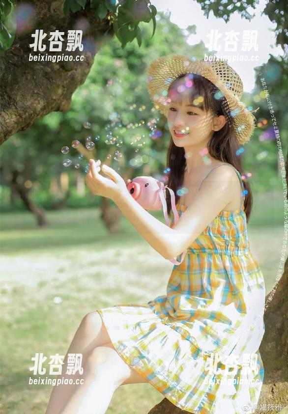 甜予摄影 - 齐齐泳池私房写真合集：绝美夏日水影下的迷人风情.txt