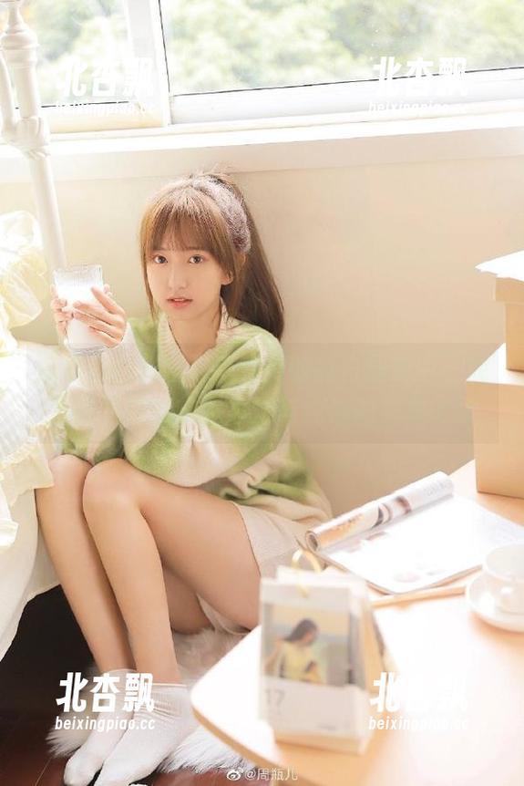 沉浸在白莉爱吃巧克力的纯白图包中，观看她细腻的艺术表达与纯净的想象.txt