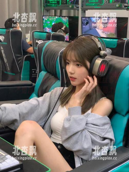 秀人网 - AngelaLee李玲的裤里丝套图：不怕自嘲，尽享每一份真实与美丽.txt