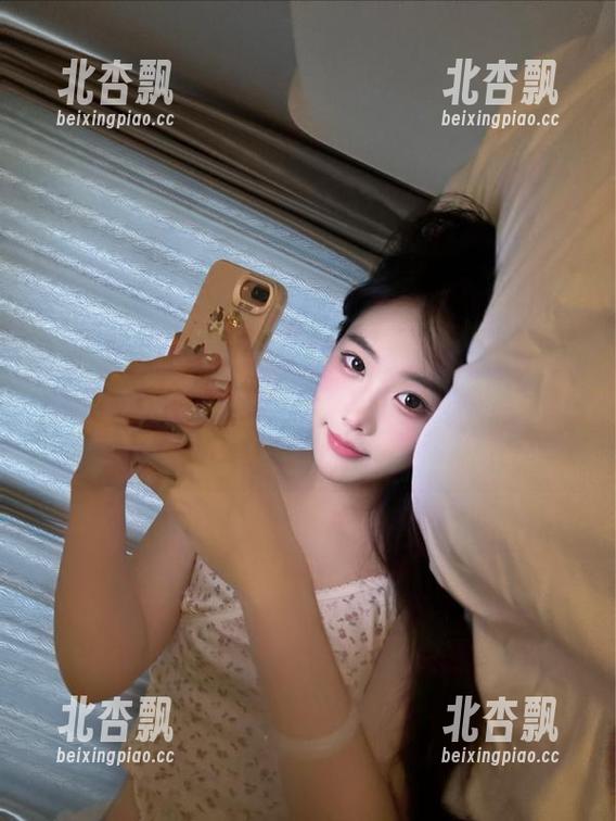 秀人网 - 在家也能美丽动人：FoxYini孟狐狸居家写真网盘独家上传，你绝不能错过！.txt