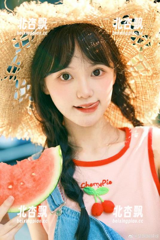 秀人网 - 绝美套图更新：FoxYini孟狐狸女神倾情演绎，唤醒你心中的浪漫.txt