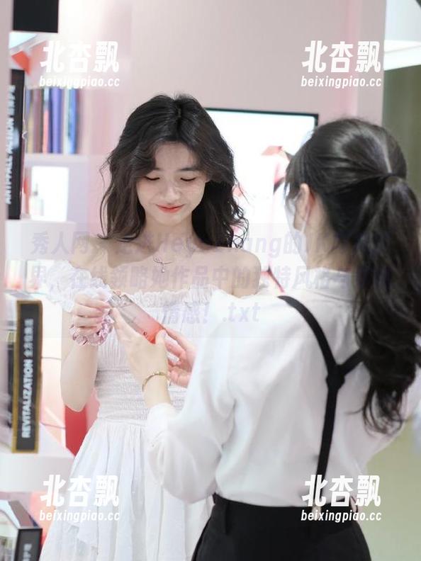 秀人网 - 走进HeyuZhang的JK写真世界，在线领略她作品中的独特风格与细腻情感！.txt
