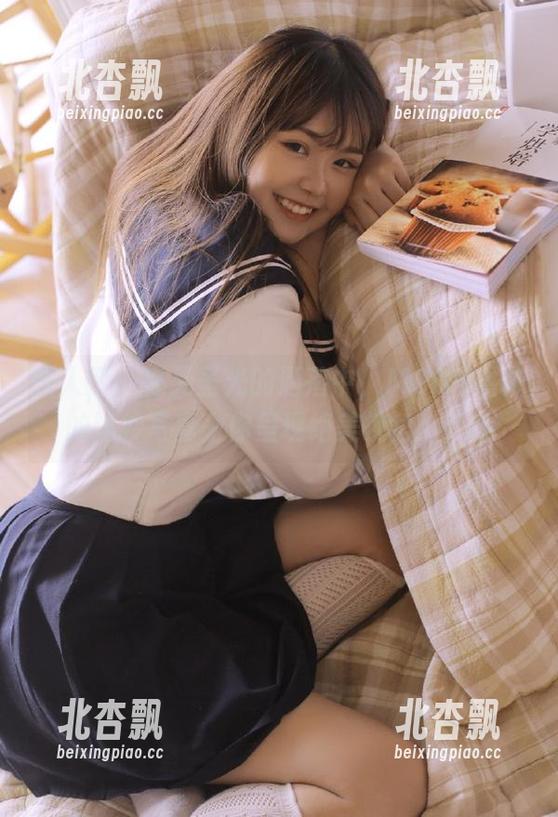 秀人网 - 在无圣光的洒落中，MOON嘉依的婚纱写真为你呈现绝美视角！.txt