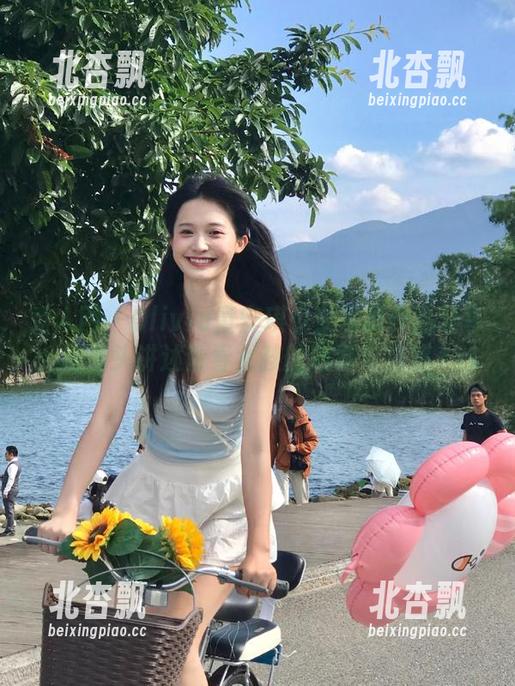 秀人网 - Olivia童安琪少女写真作品分享：用镜头讲述青春女孩的故事与情感.txt