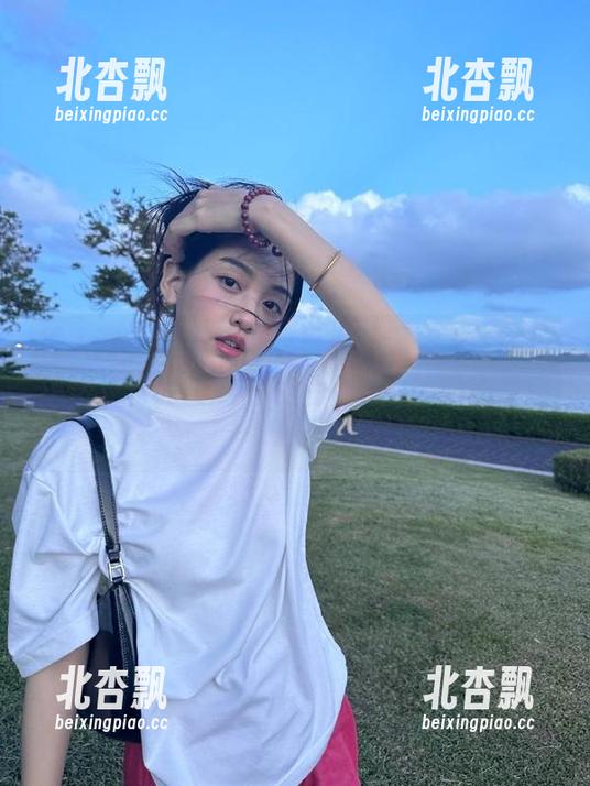 秀人网 - 余虞酱毛衣风尚，无圣光套图传递出独特的暖意，唤醒你心中的时尚灵感！.txt
