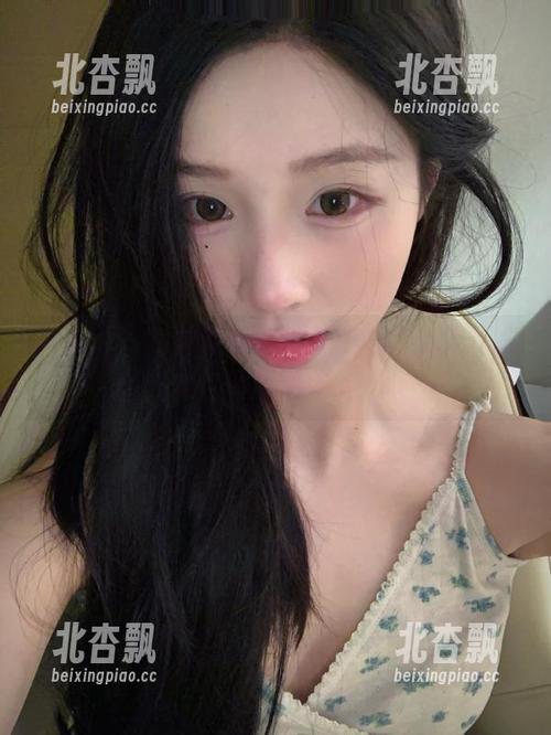 秀人网 - 周井空短裤美图私拍，清爽与迷人并存的时尚大片.txt