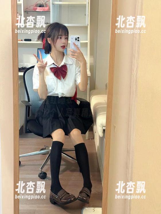 秀人网 - 猩红睡衣与黑丝的梦幻碰撞，周慕汐个人写真精选合集.txt