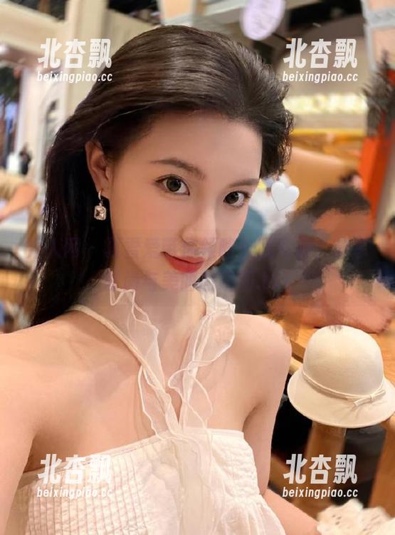 秀人网 - 夏雪爱带你领略长腿写真，分享时尚与美丽的瞬间.txt