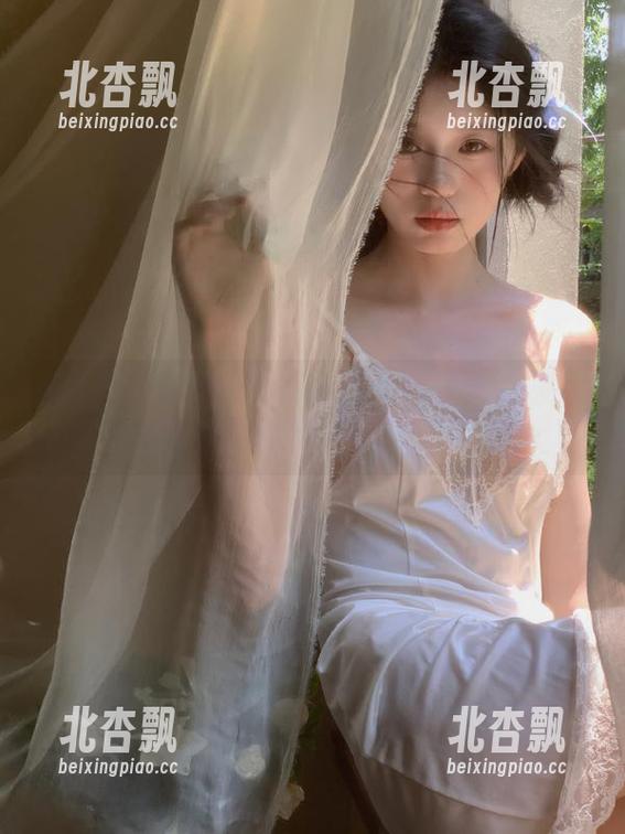 秀人网 - 安然Maleah红裙写真在线发布：感受她独特的优雅气质与迷人风采.txt
