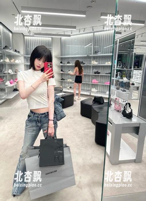 秀人网 - 小乔babyb全新私拍美腿图集，瞬间捕捉令你心跳加速的瞬间！.txt