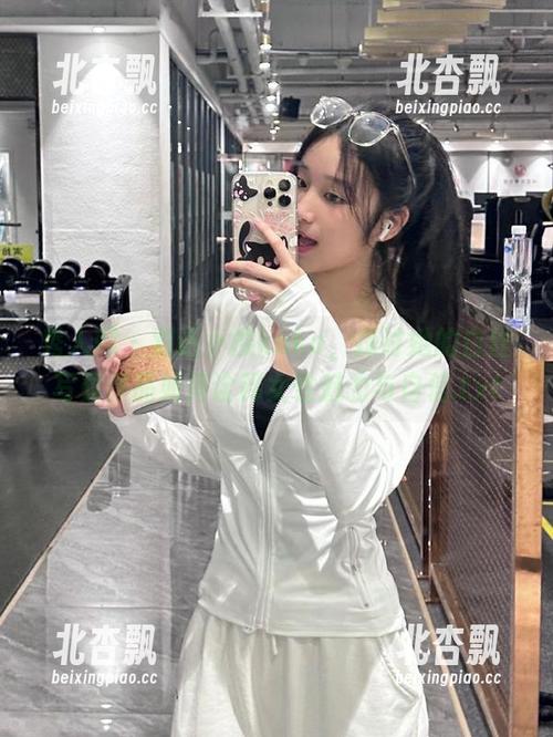 秀人网 - 对话小樱koko，探讨她的白丝写真作品如何诠释女性魅力与自信.txt