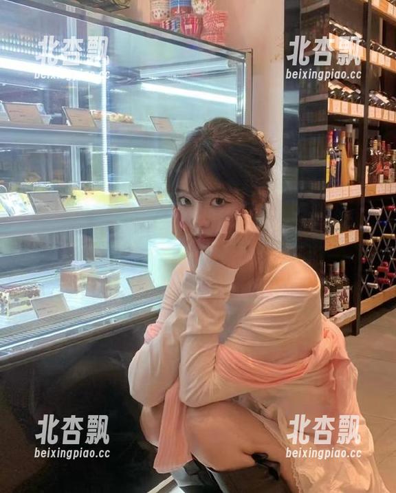 秀人网 - 沐沐baby的镇店之宝写真集：灰丝之美闪耀登场，持续为您带来更新.txt