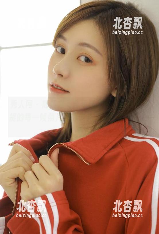 秀人网 - 顾楚楚天台写真美图，摄影师捕捉的每一帧照片都诉说着少女的梦想。.txt