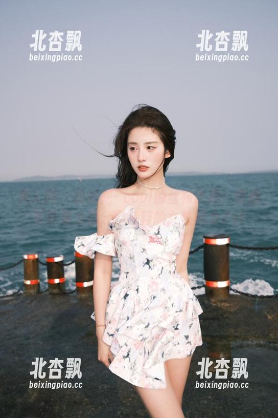 秀人网 - 走进龙籹cool的丝袜世界：优雅写真集为你分享纯粹的女性魅力.txt