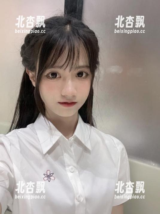 微密圈 - 童小芯带来的制服写真原图，感受视觉盛宴中的别样风格！.txt