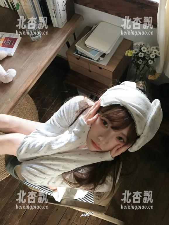 微密圈 - 纪念小小v与白丝的奇妙旅程，让你欣赏到珍贵写真资源的魅力！.txt