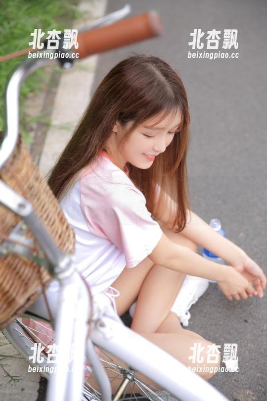 纳丝摄影-小蜜蜜 纳丝摄影 - 小蜜蜜私拍合集:在白色当中绽放的俏皮与自嘲.txt