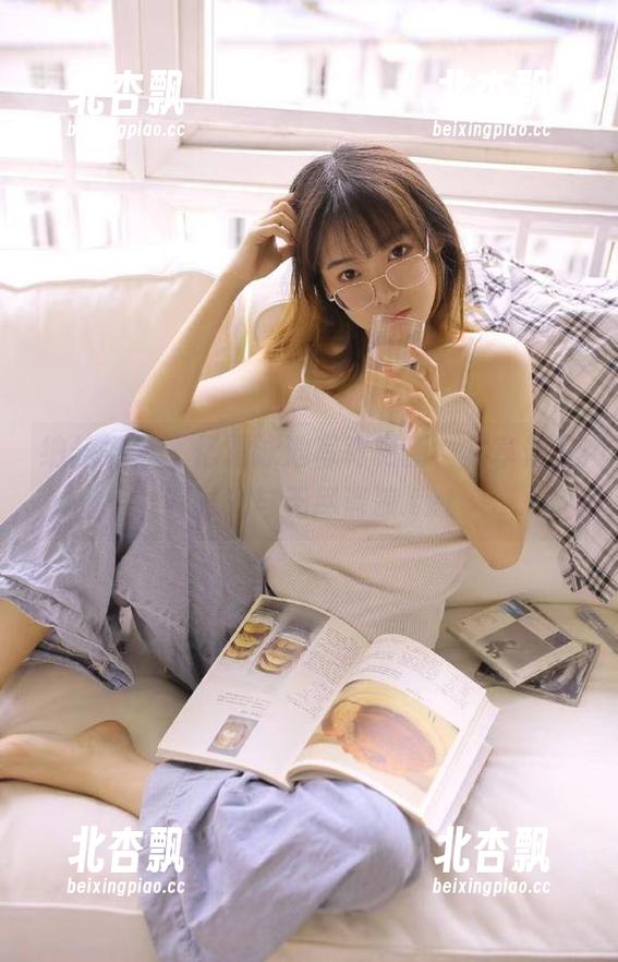纳丝摄影 - 忆霜泳池写真更新，共享最美好时光与无尽清凉.txt