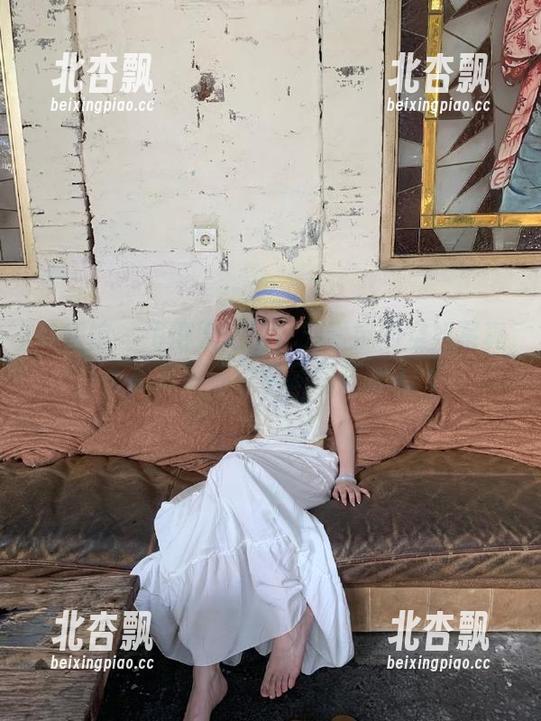 美媛馆 - 飞得太高了？刘雪妮的空姐写真作品集带你领略云端美丽.txt