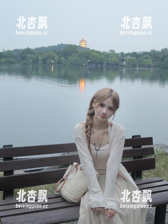 美媛馆 - 私房婚纱写真揭秘：方子萱如何将优雅与自然融合于每张照片.txt