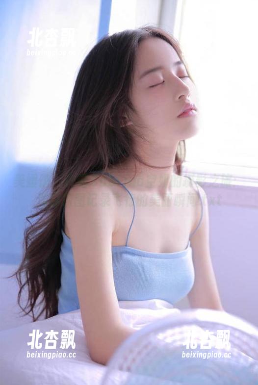 美媛馆 - 许诺Sabrina空姐的摄影之旅：清晰原图记录飞行的美丽瞬间.txt