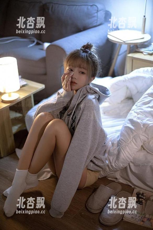 美媛馆 - 私拍图包：豆baby在旗袍中的曼妙身姿，尽显温柔与力量的完美交融.txt